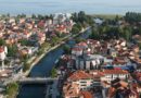 Kafja 40 denarë, çadra nga 200 – Struga ul çmimet, por plazhet bosh! (VIDEO)