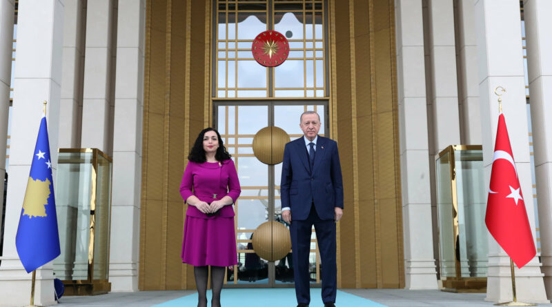 Osmani uron Erdoganin: Le të forcohet marrëdhënia mes Kosovës dhe Turqisë