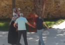 Dramë në Turqi, ish-burri godet me thikë gruan në sy të e fëmijës, vjehrri e mbante të shtrirë (Video)