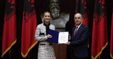 Rita Ora vlerësohet me Titullin e lartë “Naim Frashëri” nga presidenti Begaj