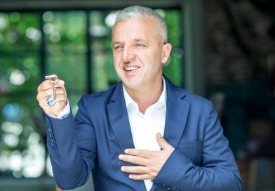 Pas 8 viteve një familje ia kthen shtëpinë Halil Kastratit: Falë Zotit jeta jonë tani ka ndryshuar!