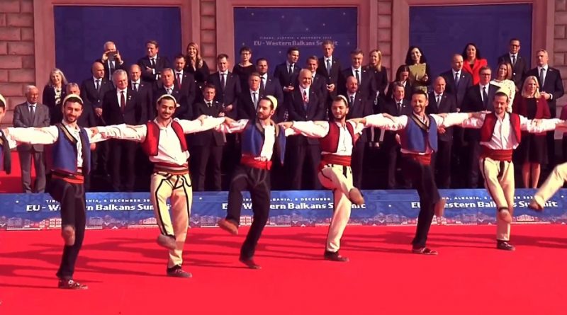 Liderët europianë shijojnë koncertin me valle popullore (Video)