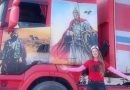 Njihuni me shqiptaren e parë si shofere kamioni dhe shëtitë botën me Skënderbeun e Adem Jasharin (Foto)