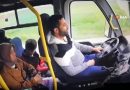 Po ktheheshin nga një vaki, shoferin e zë gjumi, autobusi plot me pasagjerë përfundon në arë (Video)