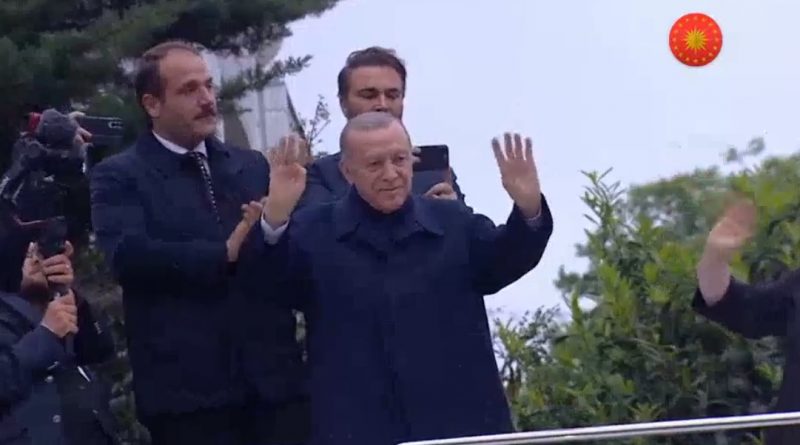 ‘Bye, bye, bye, Kemal’, Erdogan falënderon turmat përpara fitores së afërt presidenciale