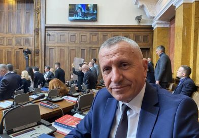 Kamberi: Opozita kërkon shkarkimin e ministres Snezhana Paunoviq pas deklaratave për spastrimin etnik