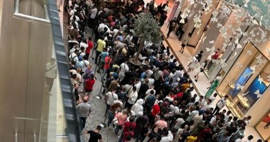 Kaos për iPhone 15 në Dubai, njerëzit përleshen me njëri-tjetrin për të marrë telefonin e ri