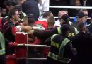 Në pritje të ndeshjes së Nelson Hysës, tërbohen tifozët! Hyjnë në ring dhe godasin boksierin kolumbian (Video)
