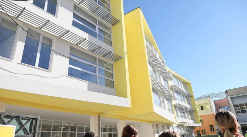 Rama ndan pamjet: Shkolla ‘Gjergj Kastrioti’ gati për të pritur 700 nxënës, me kushte më dinjitoze