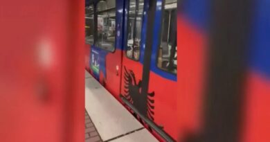 Publikohen pamje: Treni në Dusseldorf “vishet” me flamurin kuqezi (Video)