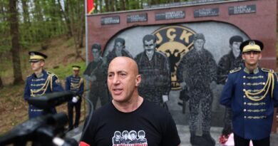 Haradinaj përkujton vëllain dhe bashkëluftëtarët e tij në 25-vjetorin e rënies