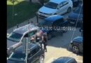 Skena të tmerrshme: Një burrë i detyron dy gra me forcë të hypin në veturë (Video)