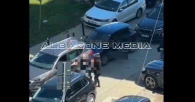 Skena të tmerrshme: Një burrë i detyron dy gra me forcë të hypin në veturë (Video)
