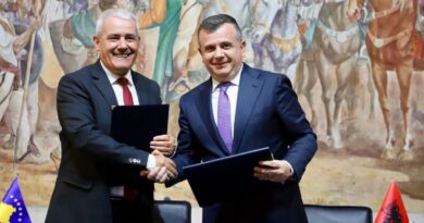 Ministrat Sveçla dhe Balla nënshkruajnë marrëveshje për lehtësimin e kalimit të kufirit në Morinë-Kukës