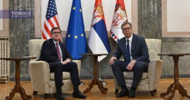 Ndihmëssekretari O’Brien në Beograd, nis takimin me Vuçiqin