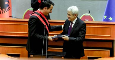 Ali Ahmeti shpallet “Qytetar Nderi” i Tiranës (Foto)