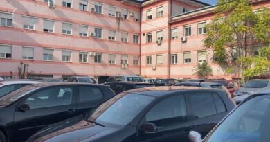 “Në tokë shtetërore detyronte qytetarët të paguajnë për parking”, Prokuroria me aktakuzë ndaj një personi për parkingun ilegal mbrapa Poliklinikës “Bit Pazar”