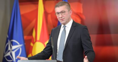 Mickoski: Gjykatësit me mosbesim të votuar të dorëhiqen e të mos çojnë inat, ndryshe populli do të protestojë