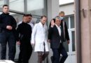 Hashim Thaçi në Kosovë takon veç babanë në spital, pritet me brohoritjet UÇK-UÇK