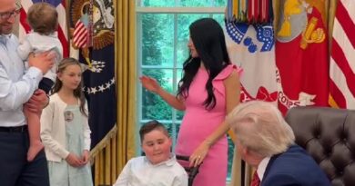 Emocionuese! Trump pret në Zyrën Ovale familjen shqiptare, dhurata e veçantë për djaloshin me aftësi të kufizuara