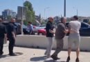Sveçla në veri, një aktivist serb e ndjek me fishkëllimë – Ndërhyn policët nga mbrojtja e afërt
