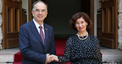 “Korridori 8 duhet të jetë prioritet, do të lehtësojë komunikimin mes Maqedonisë dhe Shqipërisë” – Siljanovska priti në takim Begajn