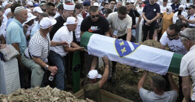 Mbahet ceremonia e varrimit për shtatë viktimat e gjenocidit të Srebrenicës