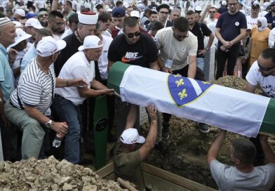 Mbahet ceremonia e varrimit për shtatë viktimat e gjenocidit të Srebrenicës