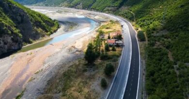 Pamjet nga aksi Elbasan – Librazhd, pjesë e Korridorit 8, Rama: Puna po avancon ndjeshëm në asfaltim e ura