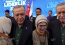 Gruaja e Erdoganit shpërthen në lot pas fjalimit të bashkëshortit për paqen