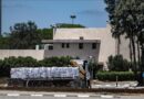 Disa kamionë egjiptianë me ndihma hyjnë në Gaza përmes pikës kufitare në Rafah