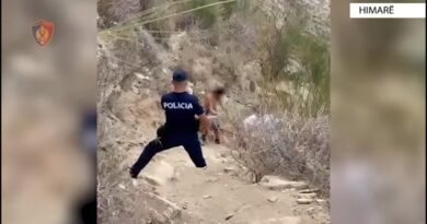 Mbeti e bllokuar në “Gjirin e Filikurit”, policia shpëton turisten çeke