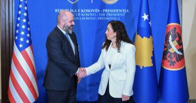 Presidentja Osmani mirpret Zv. Ndihmës Sekretarin e Mbrojtjes së SHBA-ve, David A. Baker
