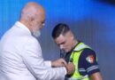 Rama dekoroi 5 policë për guximin në shuarjen e zjarreve