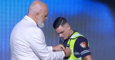 Rama dekoroi 5 policë për guximin në shuarjen e zjarreve