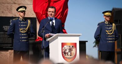 Përurohet shtatorja e heroit Afrim Zhitia në fshatin Llugë, Kurti: Skulpturë monumentale e heroit të Kosovës (Foto)