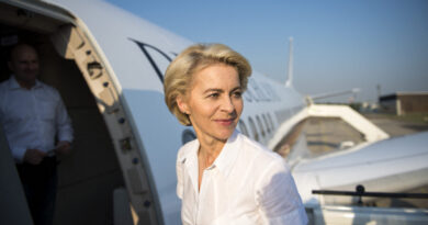 Sulmohet avioni i Ursula von der Leyen, ndërhyrje në sistemin e GPS, dyshohet se pas ngjarjes qëndrojnë rusët