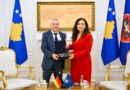 Rohde në takim lamtumirës me Presidenten Osmani – I dhuron reçel të bërë në shtëpi