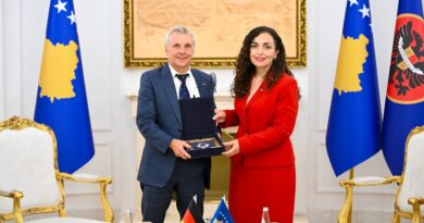 Rohde në takim lamtumirës me Presidenten Osmani – I dhuron reçel të bërë në shtëpi