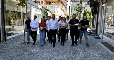 Bajram Rexhepi së bashku me rinistët e AKI vizituan Rrugën e Butiqeve në Tetovë