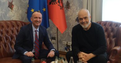 Kryetari i Aleancës për Shqiptarët, Arben Taravari, uron Kryeministrin Edi Rama për mandatin e katërt qeverisës