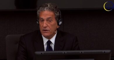 Ish-ndihmësi i Sekretarit amerikan të Shtetit, James Rubin, dëshmitar i mbrojtjes para Gjykatës Speciale (LIVE)