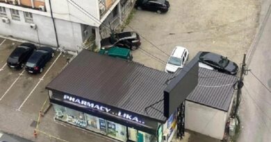 Pamje kur i dyshuari me dy kallashnikovë plagos rëndë dy persona në Pejë