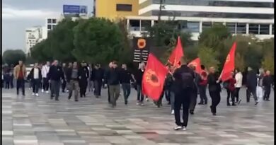 Protesta për UÇK/ “Hashim Thaçi”, qytetarët brohorasin emrin e ish-presidentit të Kosovës në Tiranë (VIDEO)