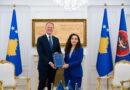 Presidentja Osmani priti në takim ambasadorin e BE-së, Aivo Orav dhe pranoi Raportin për Kosovën 2025 nga Komisioni Evropian