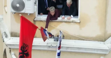 Sinani vendos flamurin kuq e zi në godinën e Komunës së Preshevës: Një flamur, një zemër
