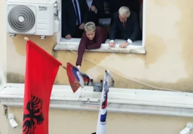 Sinani vendos flamurin kuq e zi në godinën e Komunës së Preshevës: Një flamur, një zemër