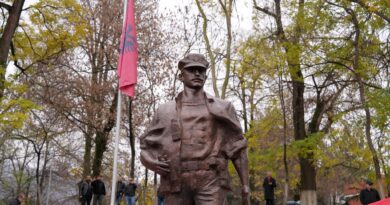 Për nder të Festës së Flamurit, në Prizren u zbulua shtatorja e heroit të kombit, Tahir Sinani!