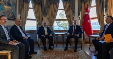 Ministri i Jashtëm turk takohet me anëtarët e byrosë politike të Hamasit në Stamboll
