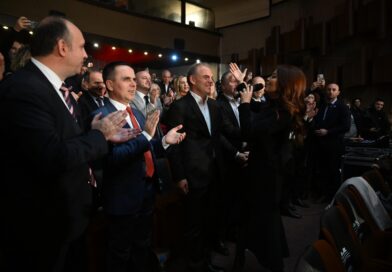 Kasami bashkë me Kurtin dhe Lulzim Jasharin në nderim të Alfabetit në Manastir